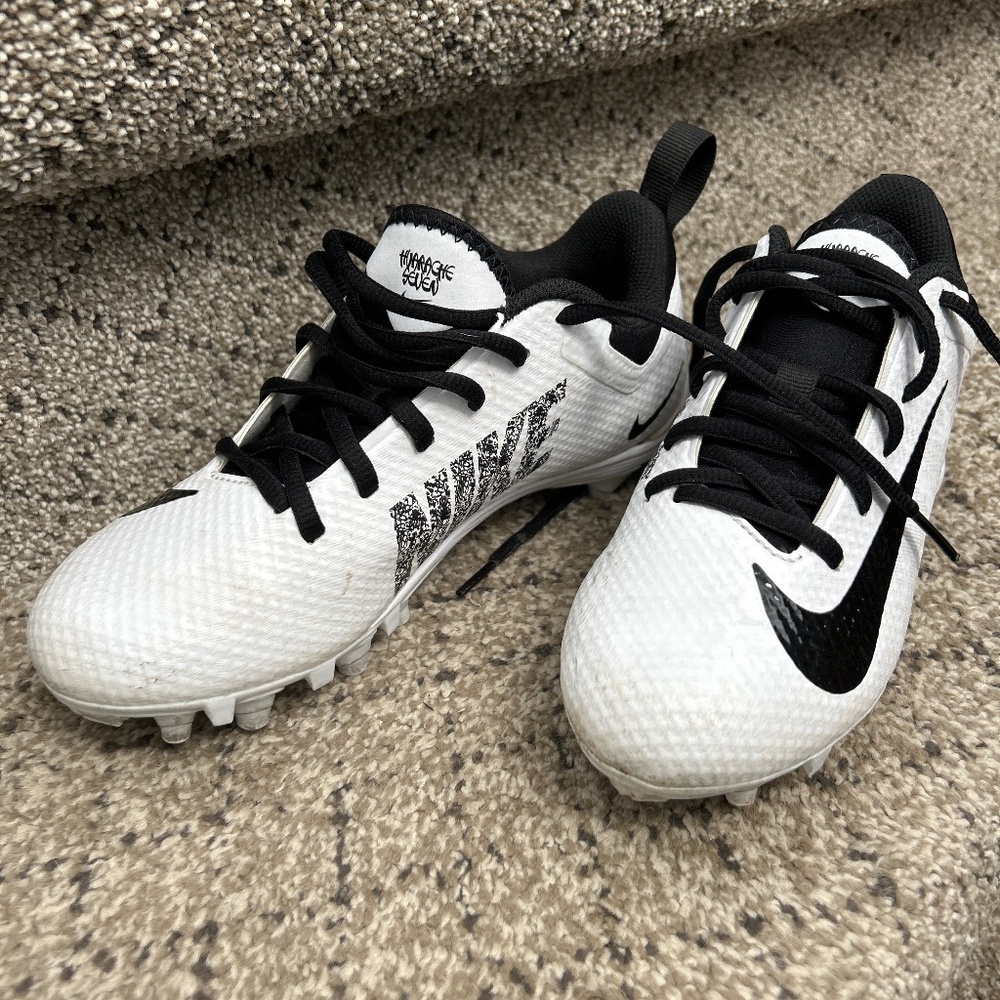 Nike Boys Lacrosse Cleats Size 3– Huarache Seven